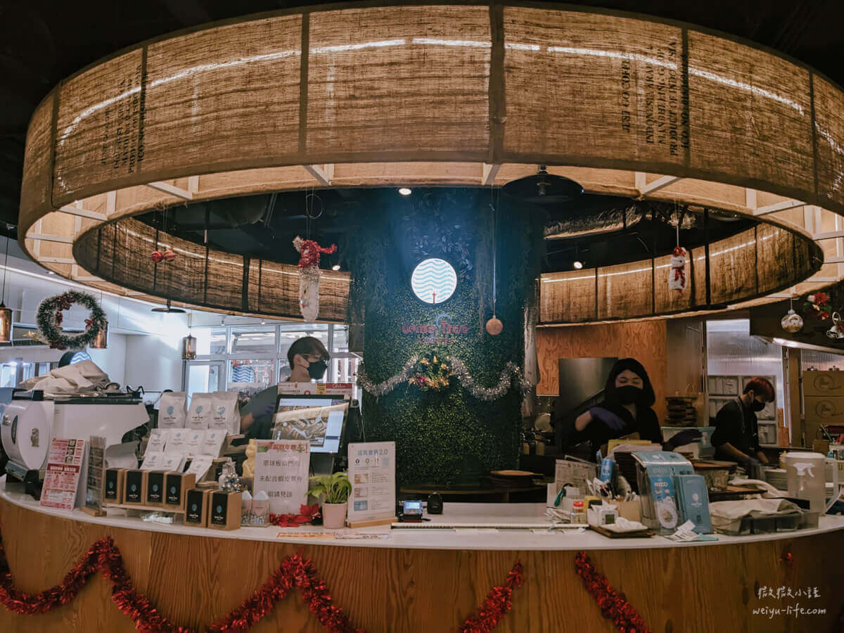 成真咖啡環球板車店為開放式的圓弧中島設計