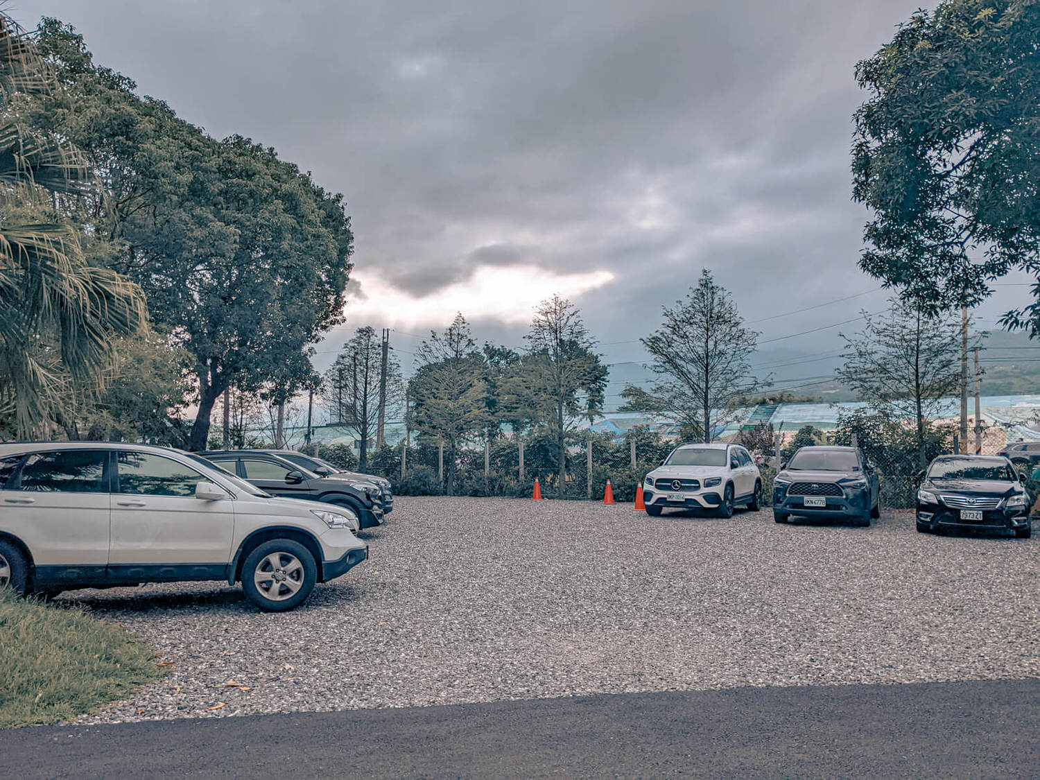 鹿爺爺園區內有停車場，若停滿了路邊也很寬敞好停車