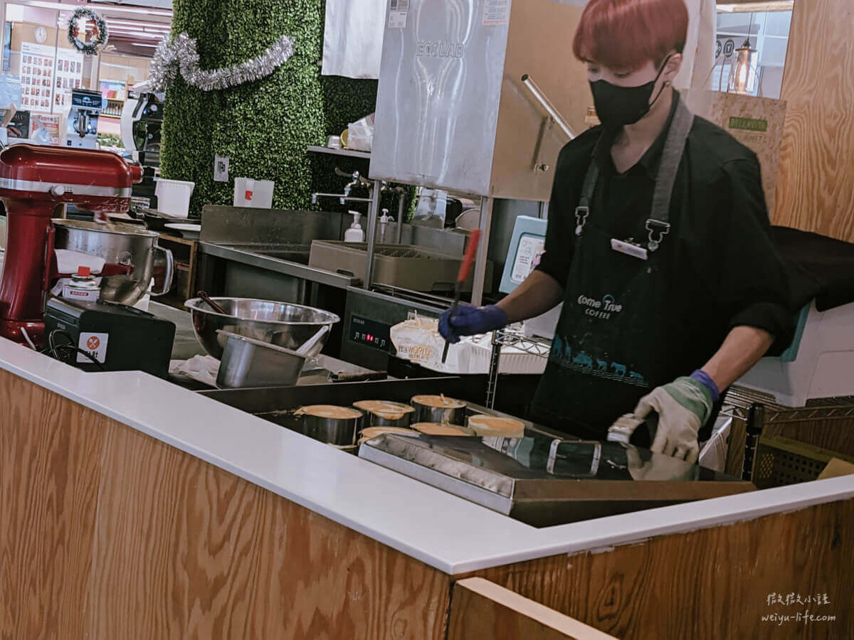 成真咖啡環球板車店採開放式廚房，可以清楚看到店員製作舒芙蕾的過程