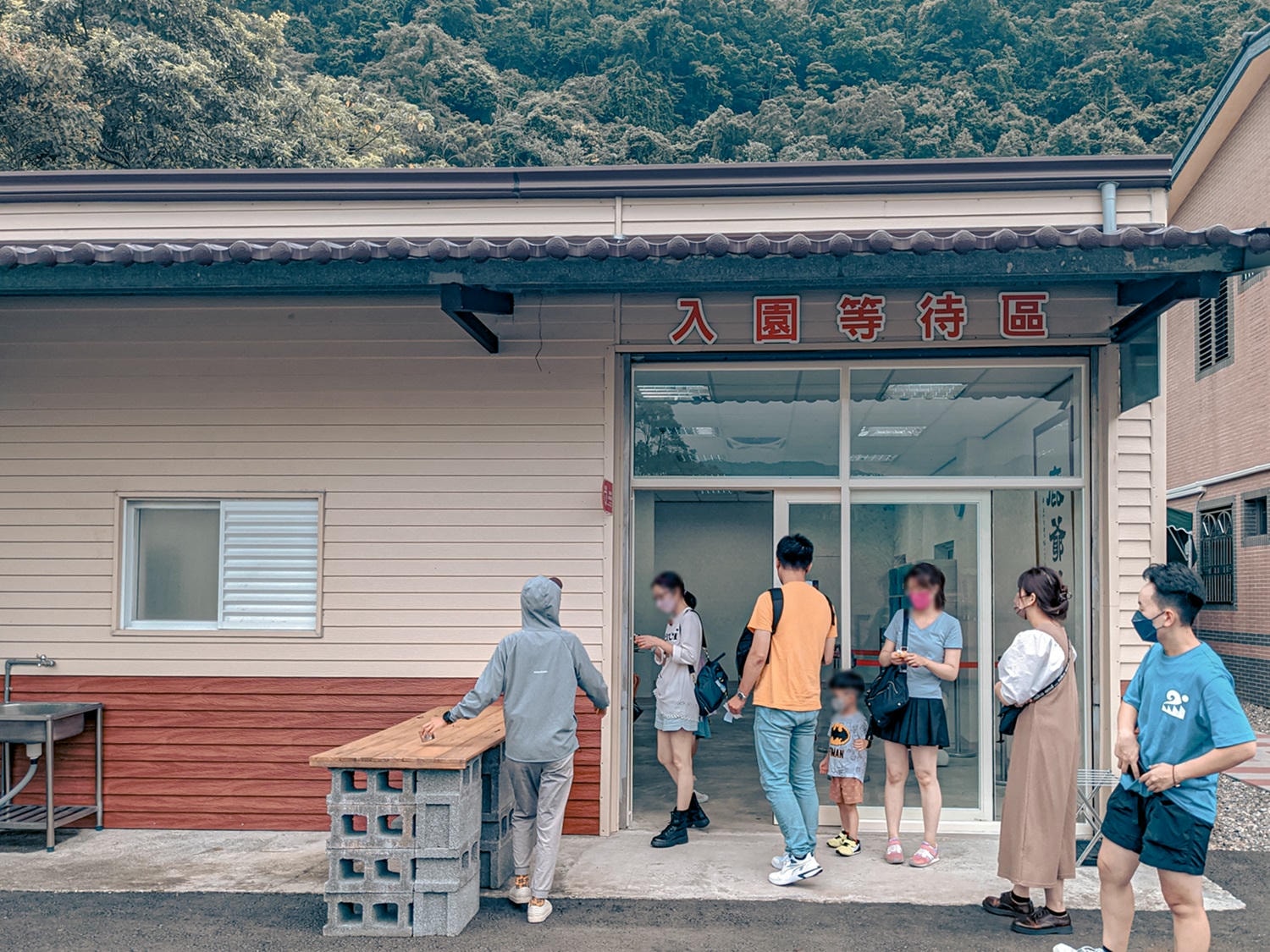 宜蘭三星景點|鹿爺爺.近距離與水豚、跳跳羊及梅花鹿互動的宜蘭新農場 - 第8張圖 購買完門票後可到入園等候區稍作休息