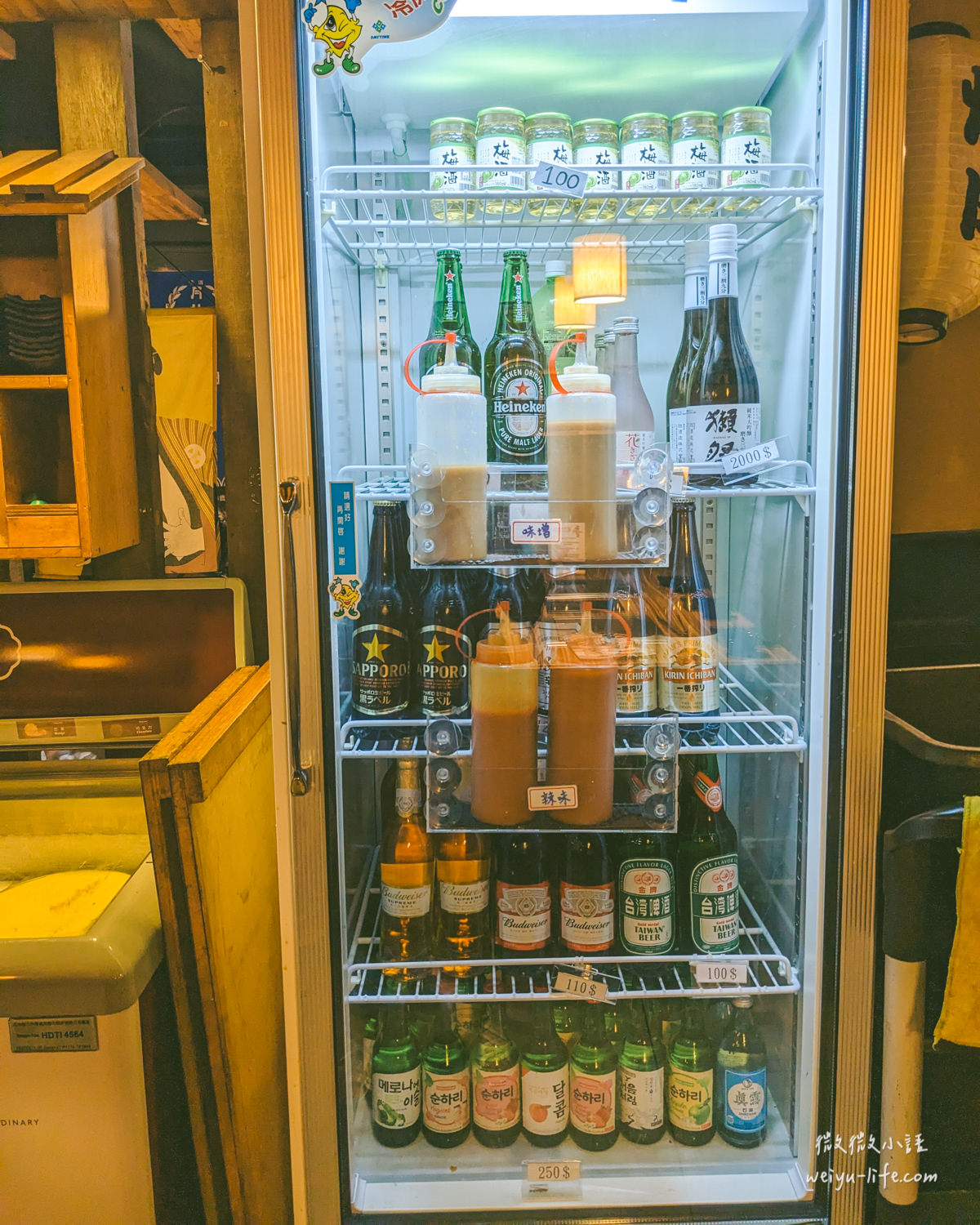 木村堂-燒肉食べ放題（平鎮店）的醬料放在冰箱中，也有付費的酒可以選擇