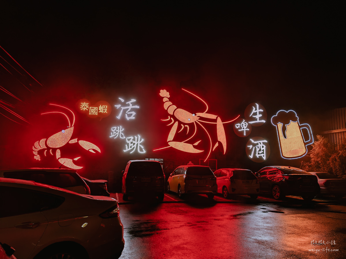 南投清境雞大王活蝦啤酒城旗艦店有著亮眼的霓虹燈招牌