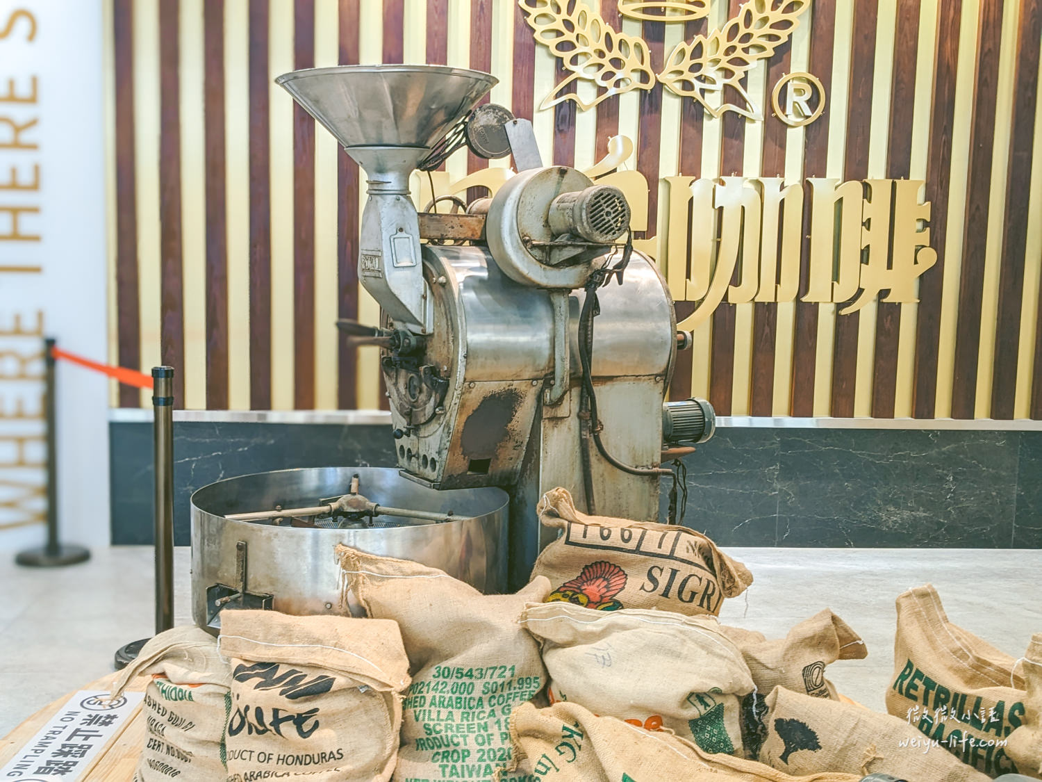 嘉義品皇咖啡觀光工廠烘豆機展示