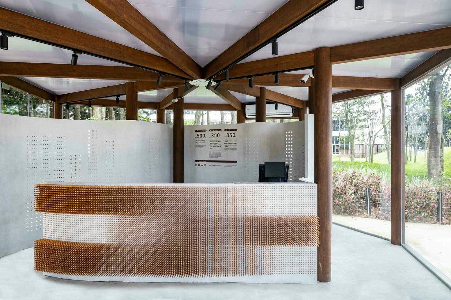 桃園龍潭景點|雄獅文具想像力製造所.最美觀光工廠!透過 8 大展區激發孩子的色彩創造力 - 第4張圖 雄獅文具想像力製造所1樓售票亭