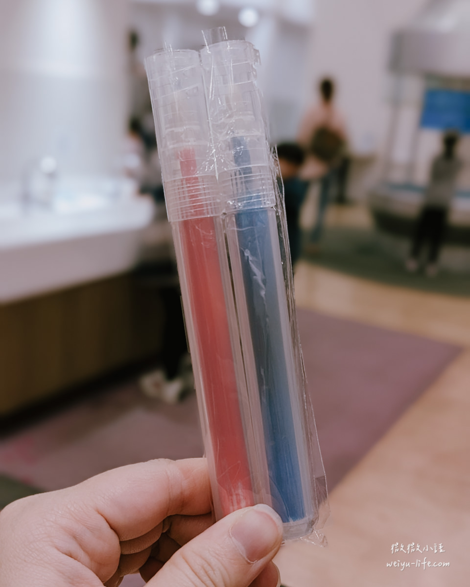 桃園龍潭景點|雄獅文具想像力製造所.最美觀光工廠!透過 8 大展區激發孩子的色彩創造力 - 第66張圖 雄獅文具想像力製造所想像力製造區彩色筆成品