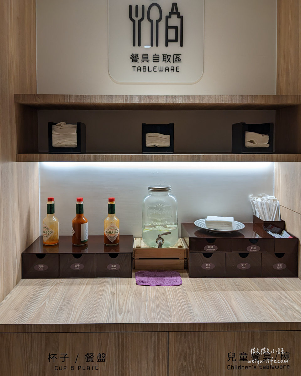桃園龍潭景點|雄獅文具想像力製造所.最美觀光工廠!透過 8 大展區激發孩子的色彩創造力 - 第103張圖 雄獅文具想像力製造所2樓雄獅小食堂餐具自取區