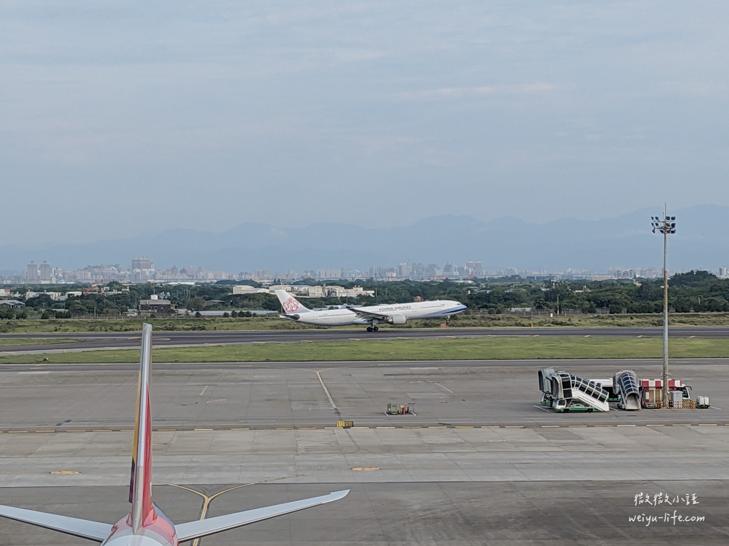 桃園機場第二航廈南側觀景台中華航空